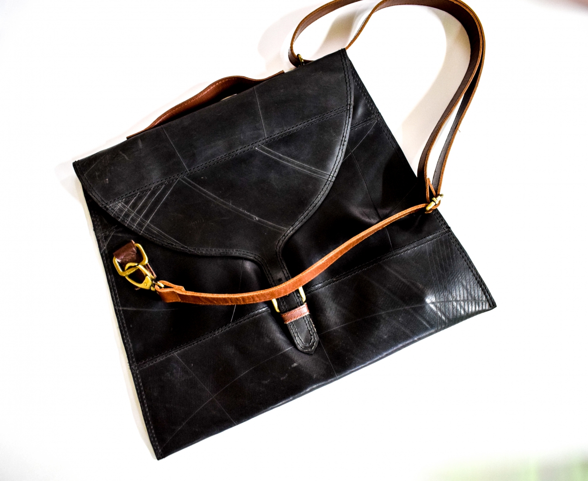Shinchan: Shiro Bath Zipper Tote Bag – Thela Gaadi
